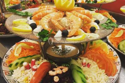 Miniature Location salle Crosne (Essonne) - Aux Tulipes #15 Plateau de fromages variés comprenant des morceaux de brie, de fromage bleu, de chèvre et des cubes de fromage à pâte dure.