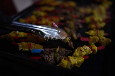 Miniature Location salle Crosne (Essonne) - Aux Tulipes #7 Plateau de fromages variés comprenant des morceaux de brie, de fromage bleu, de chèvre et des cubes de fromage à pâte dure.