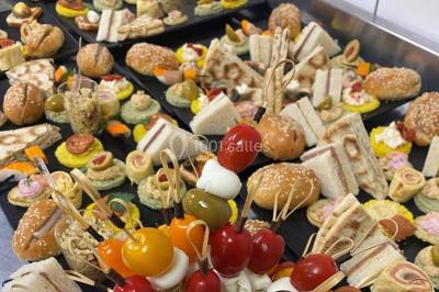 Miniature Location salle Crosne (Essonne) - Aux Tulipes #4 Plateau de fromages variés comprenant des morceaux de brie, de fromage bleu, de chèvre et des cubes de fromage à pâte dure.