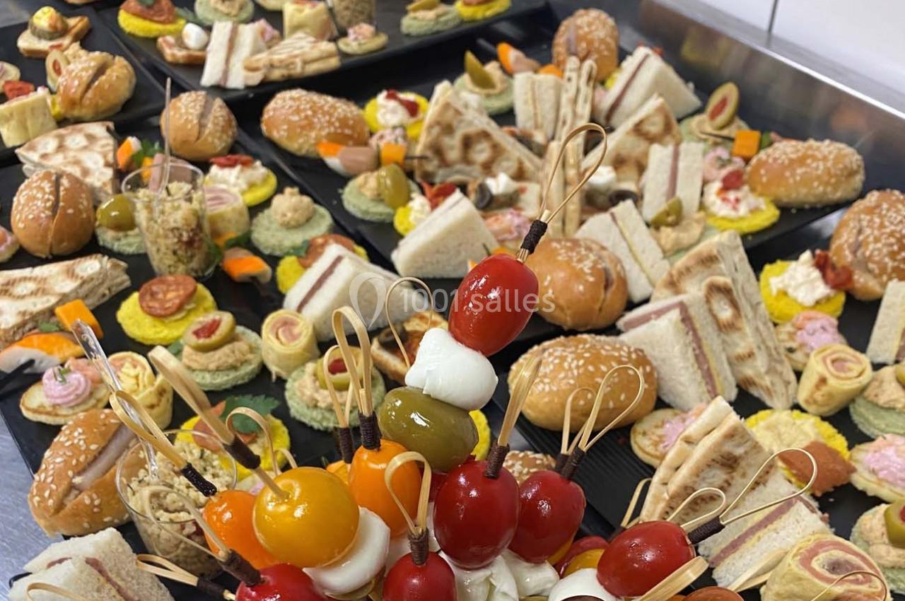 Location salle Crosne (Essonne) - Aux Tulipes #4 Plateaux garnis de divers amuse-bouches, incluant brochettes de tomates et mozzarella, sandwichs et bouchées variées.