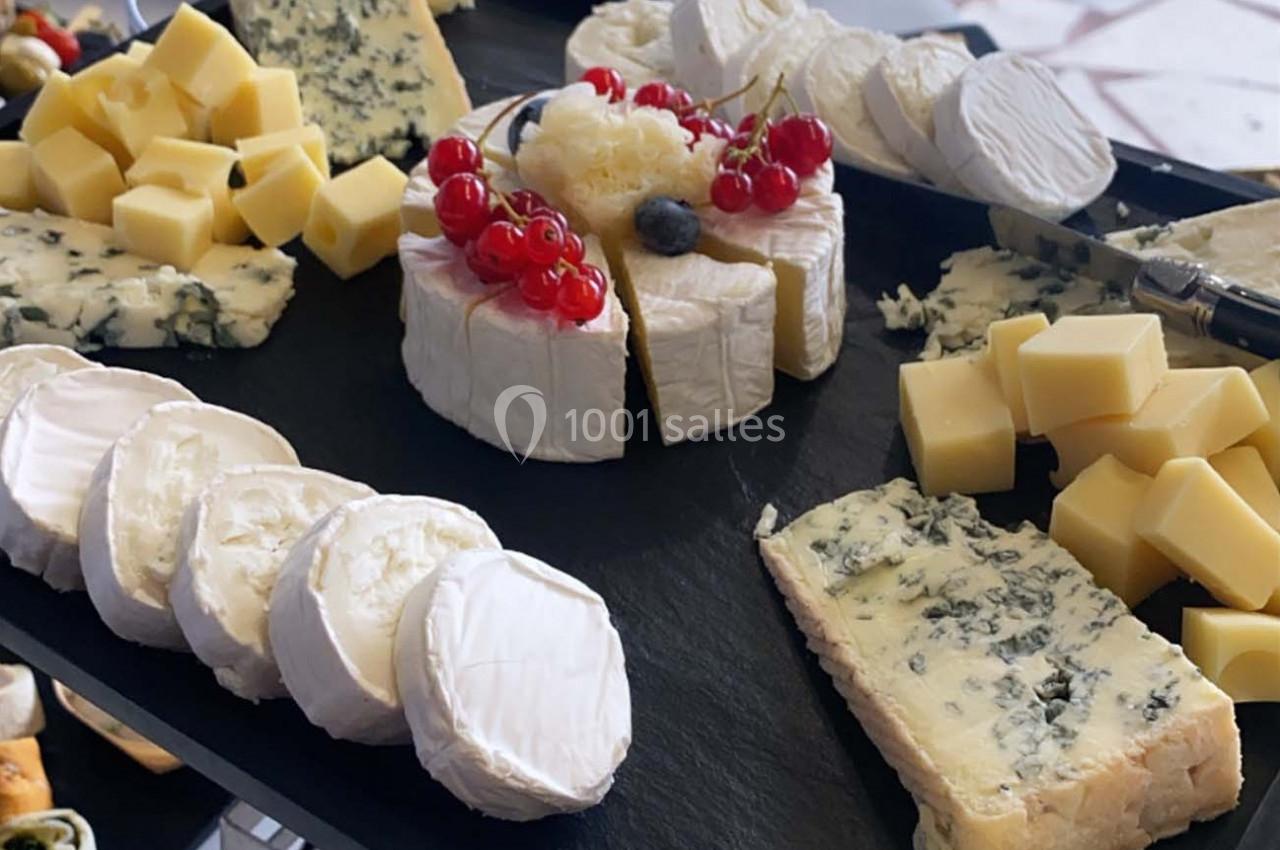 Location salle Crosne (Essonne) - Aux Tulipes #19 Plateau de fromages variés comprenant des morceaux de brie, de fromage bleu, de chèvre et des cubes de fromage à pâte dure.