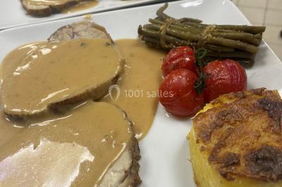 Miniature Location salle Crosne (Essonne) - Aux Tulipes #16 Plateau de fromages variés comprenant des morceaux de brie, de fromage bleu, de chèvre et des cubes de fromage à pâte dure.