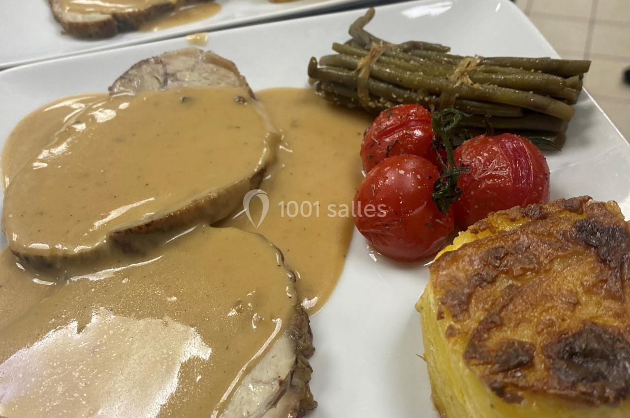 Location salle Crosne (Essonne) - Aux Tulipes #16 Assiette composée de rôti en sauce, gratin de pommes de terre, haricots verts et tomates cerises rôties.