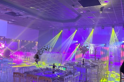 Miniature Location salle Crosne (Essonne) - Aux Tulipes #2 Plateau de fromages variés comprenant des morceaux de brie, de fromage bleu, de chèvre et des cubes de fromage à pâte dure.