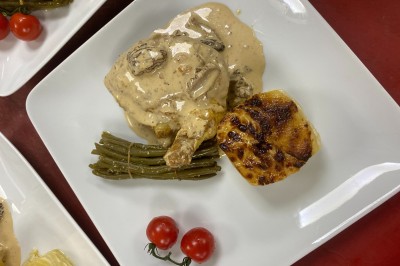 Plateaux garnis de divers amuse-bouches, sandwichs, brochettes et bouchées apéritives disposés sur une table.