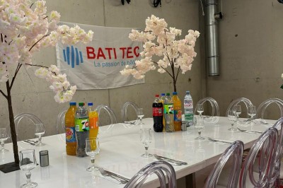 Plateaux garnis de divers amuse-bouches, sandwichs, brochettes et bouchées apéritives disposés sur une table.