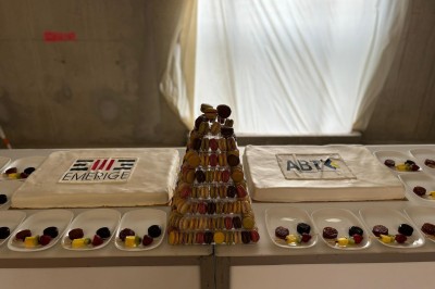 Plateaux garnis de divers amuse-bouches, sandwichs, brochettes et bouchées apéritives disposés sur une table.