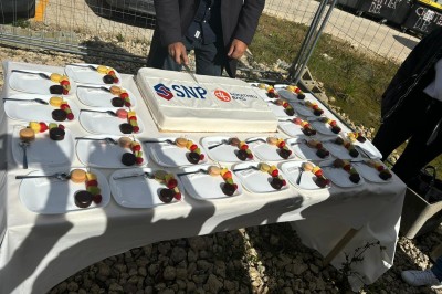 Plateaux garnis de divers amuse-bouches, sandwichs, brochettes et bouchées apéritives disposés sur une table.