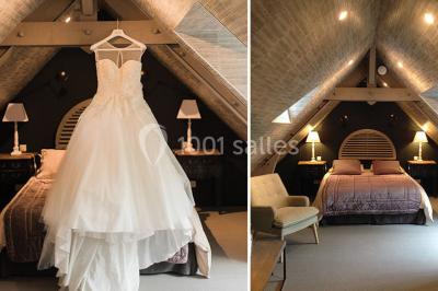 Pont éclairé et kiosque en bois près d'une fontaine illuminée, entourés d'arbres dans un parc nocturne.