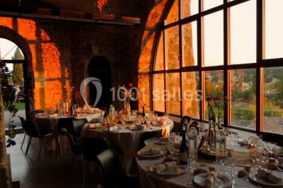 Miniature Location salle Montéléger (Drôme) - Orangerie du Château de Montéléger #6 Un concert en plein air au coucher du soleil, avec un public assis devant une scène entourée de verdure.