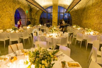 Miniature Location salle Montéléger (Drôme) - Orangerie du Château de Montéléger #2 Un concert en plein air au coucher du soleil, avec un public assis devant une scène entourée de verdure.
