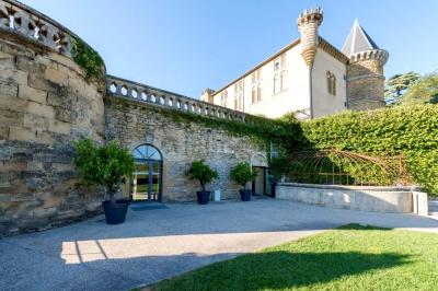 Miniature Location salle Montéléger (Drôme) - Orangerie du Château de Montéléger #1 Un concert en plein air au coucher du soleil, avec un public assis devant une scène entourée de verdure.