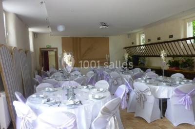 Miniature Location salle Plaisir (Yvelines) - La Ferme du Buisson #4 Armoire en bois ouverte contenant des verres, assiettes, bols, carafes et paniers soigneusement rangés sur des étagères.