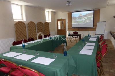 Miniature Location salle Plaisir (Yvelines) - La Ferme du Buisson #15 Armoire en bois ouverte contenant des verres, assiettes, bols, carafes et paniers soigneusement rangés sur des étagères.