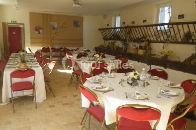 Miniature Location salle Plaisir (Yvelines) - La Ferme du Buisson #5 Armoire en bois ouverte contenant des verres, assiettes, bols, carafes et paniers soigneusement rangés sur des étagères.
