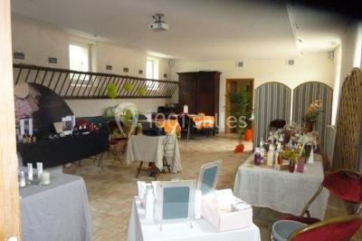 Miniature Location salle Plaisir (Yvelines) - La Ferme du Buisson #16 Armoire en bois ouverte contenant des verres, assiettes, bols, carafes et paniers soigneusement rangés sur des étagères.