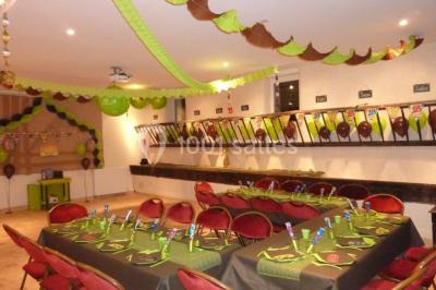 Miniature Location salle Plaisir (Yvelines) - La Ferme du Buisson #11 Armoire en bois ouverte contenant des verres, assiettes, bols, carafes et paniers soigneusement rangés sur des étagères.