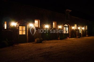 Miniature Location salle Plaisir (Yvelines) - La Ferme du Buisson #20 Armoire en bois ouverte contenant des verres, assiettes, bols, carafes et paniers soigneusement rangés sur des étagères.