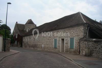 Miniature Location salle Plaisir (Yvelines) - La Ferme du Buisson #19 Armoire en bois ouverte contenant des verres, assiettes, bols, carafes et paniers soigneusement rangés sur des étagères.