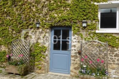 Miniature Location salle Plaisir (Yvelines) - La Ferme du Buisson #18 Armoire en bois ouverte contenant des verres, assiettes, bols, carafes et paniers soigneusement rangés sur des étagères.