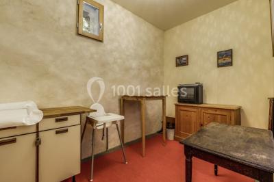 Miniature Location salle Plaisir (Yvelines) - La Ferme du Buisson #21 Armoire en bois ouverte contenant des verres, assiettes, bols, carafes et paniers soigneusement rangés sur des étagères.