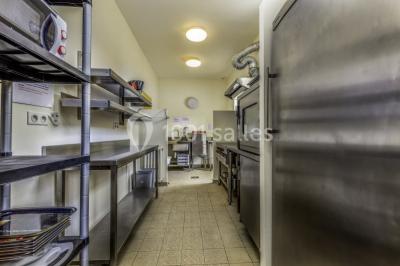 Miniature Location salle Plaisir (Yvelines) - La Ferme du Buisson #22 Armoire en bois ouverte contenant des verres, assiettes, bols, carafes et paniers soigneusement rangés sur des étagères.