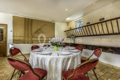 Miniature Location salle Plaisir (Yvelines) - La Ferme du Buisson #6 Armoire en bois ouverte contenant des verres, assiettes, bols, carafes et paniers soigneusement rangés sur des étagères.