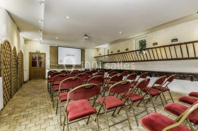 Miniature Location salle Plaisir (Yvelines) - La Ferme du Buisson #7 Armoire en bois ouverte contenant des verres, assiettes, bols, carafes et paniers soigneusement rangés sur des étagères.
