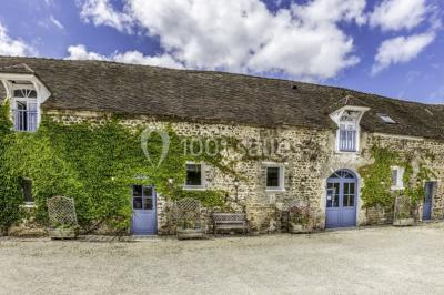 Miniature Location salle Plaisir (Yvelines) - La Ferme du Buisson #2 Armoire en bois ouverte contenant des verres, assiettes, bols, carafes et paniers soigneusement rangés sur des étagères.