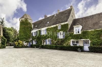 Miniature Location salle Plaisir (Yvelines) - La Ferme du Buisson #1 Armoire en bois ouverte contenant des verres, assiettes, bols, carafes et paniers soigneusement rangés sur des étagères.