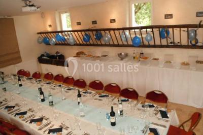 Miniature Location salle Plaisir (Yvelines) - La Ferme du Buisson #10 Armoire en bois ouverte contenant des verres, assiettes, bols, carafes et paniers soigneusement rangés sur des étagères.