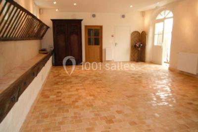 Miniature Location salle Plaisir (Yvelines) - La Ferme du Buisson #12 Armoire en bois ouverte contenant des verres, assiettes, bols, carafes et paniers soigneusement rangés sur des étagères.