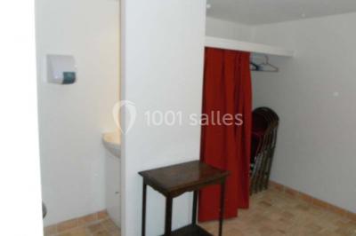 Miniature Location salle Plaisir (Yvelines) - La Ferme du Buisson #13 Armoire en bois ouverte contenant des verres, assiettes, bols, carafes et paniers soigneusement rangés sur des étagères.