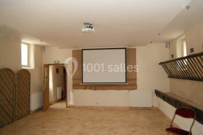 Miniature Location salle Plaisir (Yvelines) - La Ferme du Buisson #14 Armoire en bois ouverte contenant des verres, assiettes, bols, carafes et paniers soigneusement rangés sur des étagères.