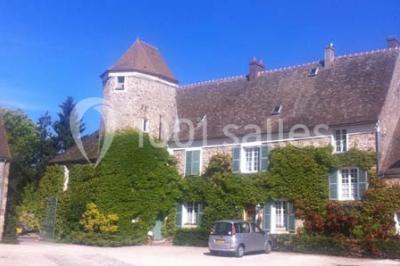 Miniature Location salle Plaisir (Yvelines) - La Ferme du Buisson #3 Armoire en bois ouverte contenant des verres, assiettes, bols, carafes et paniers soigneusement rangés sur des étagères.