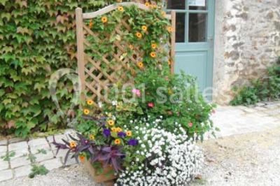Miniature Location salle Plaisir (Yvelines) - La Ferme du Buisson #17 Armoire en bois ouverte contenant des verres, assiettes, bols, carafes et paniers soigneusement rangés sur des étagères.