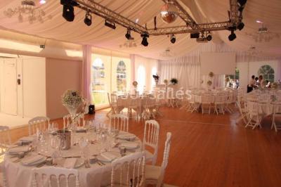 Miniature Location salle Meyrignac-l'Église (Corrèze) - Domaine des Monédières #1 Lavabo avec plan en bois, sèche-serviettes mural, douche avec paroi vitrée et carrelage sombre.