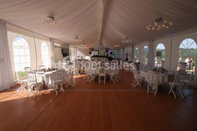 Miniature Location salle Meyrignac-l'Église (Corrèze) - Domaine des Monédières #3 Lavabo avec plan en bois, sèche-serviettes mural, douche avec paroi vitrée et carrelage sombre.