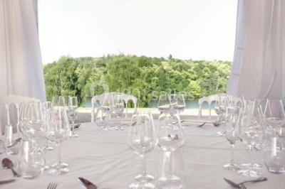 Miniature Location salle Meyrignac-l'Église (Corrèze) - Domaine des Monédières #5 Lavabo avec plan en bois, sèche-serviettes mural, douche avec paroi vitrée et carrelage sombre.