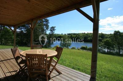 Miniature Location salle Meyrignac-l'Église (Corrèze) - Domaine des Monédières #2 Lavabo avec plan en bois, sèche-serviettes mural, douche avec paroi vitrée et carrelage sombre.