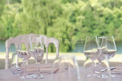 Miniature Location salle Meyrignac-l'Église (Corrèze) - Domaine des Monédières #7 Lavabo avec plan en bois, sèche-serviettes mural, douche avec paroi vitrée et carrelage sombre.