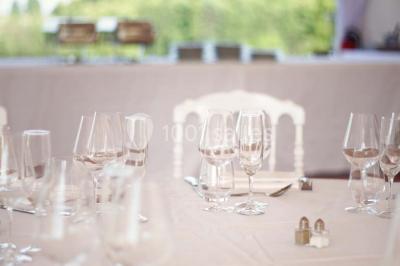 Miniature Location salle Meyrignac-l'Église (Corrèze) - Domaine des Monédières #14 Lavabo avec plan en bois, sèche-serviettes mural, douche avec paroi vitrée et carrelage sombre.