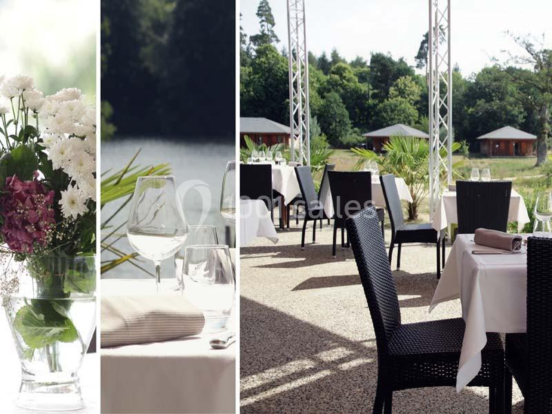 Location salle Meyrignac-l'Église (Corrèze) - Domaine des Monédières #8 Tables dressées en extérieur avec nappes blanches, chaises noires et vue sur un jardin verdoyant et des chalets.