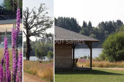 Miniature Location salle Meyrignac-l'Église (Corrèze) - Domaine des Monédières #12 Lavabo avec plan en bois, sèche-serviettes mural, douche avec paroi vitrée et carrelage sombre.