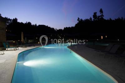Miniature Location salle Meyrignac-l'Église (Corrèze) - Domaine des Monédières #16 Lavabo avec plan en bois, sèche-serviettes mural, douche avec paroi vitrée et carrelage sombre.
