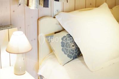 Miniature Location salle Meyrignac-l'Église (Corrèze) - Domaine des Monédières #19 Lavabo avec plan en bois, sèche-serviettes mural, douche avec paroi vitrée et carrelage sombre.