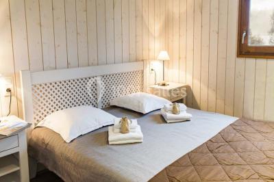 Miniature Location salle Meyrignac-l'Église (Corrèze) - Domaine des Monédières #20 Lavabo avec plan en bois, sèche-serviettes mural, douche avec paroi vitrée et carrelage sombre.