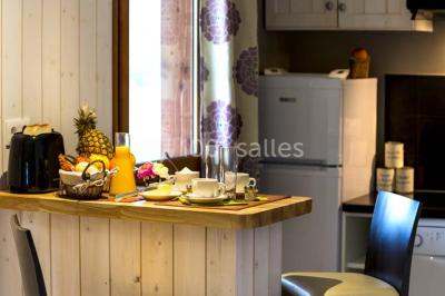 Miniature Location salle Meyrignac-l'Église (Corrèze) - Domaine des Monédières #22 Lavabo avec plan en bois, sèche-serviettes mural, douche avec paroi vitrée et carrelage sombre.