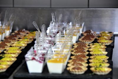 Miniature Location salle Ardon (Loiret) - Golf d'Orleans Limère #13 Plan d'eau entouré de pelouses et d'arbres, avec deux bouleaux au premier plan sous un ciel bleu.