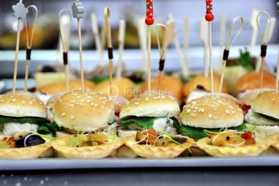 Miniature Location salle Ardon (Loiret) - Golf d'Orleans Limère #11 Plan d'eau entouré de pelouses et d'arbres, avec deux bouleaux au premier plan sous un ciel bleu.